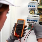 Ventajas de contratar un profesional para colocar la electricidad en su hogar