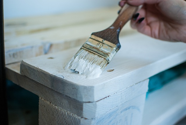 Errores a evitar al pintar muebles de madera