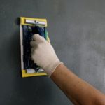 Cómo reparar grietas en paredes
